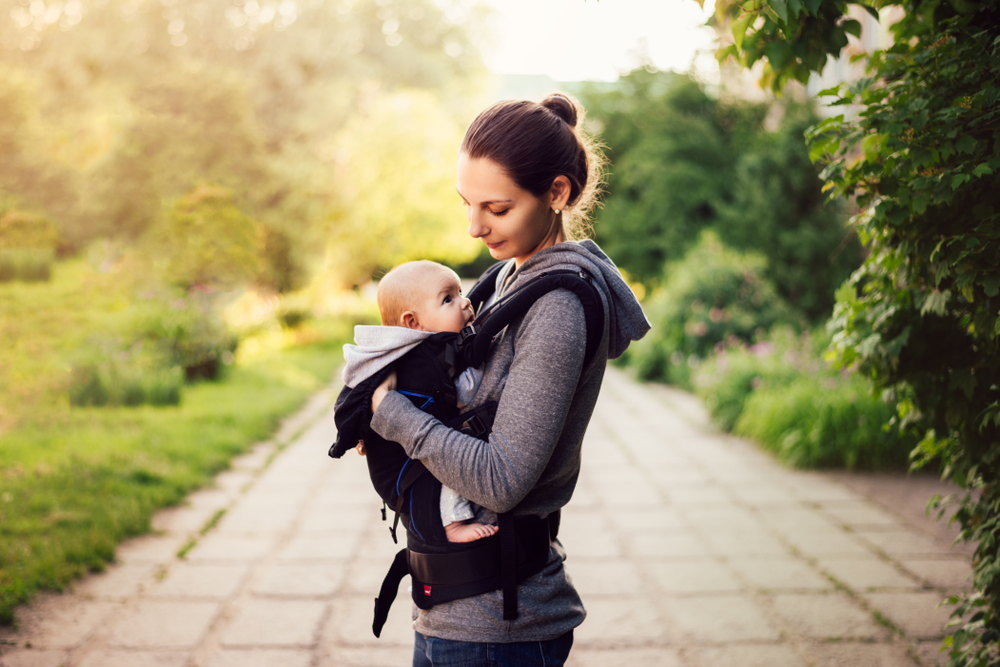 À pied avec un enfant, préférez le porte-bébé plutôt que la poussette