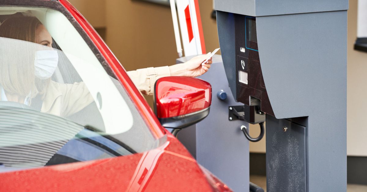 Les parkings des hôpitaux publics se privatisent au détriment des patients : des tarifs exorbitants