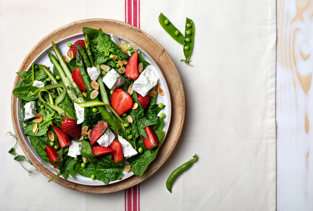 Recette de salade de printemps : Salade de petits pois, épinards et chèvre frais