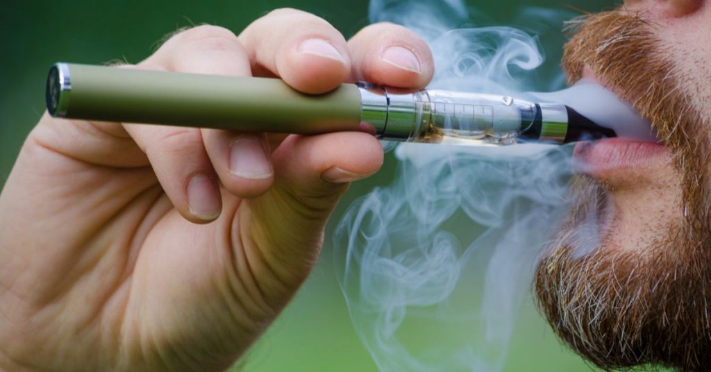 Cigarettes électroniques : attention à l’arôme menthe, très nocif pour les poumons