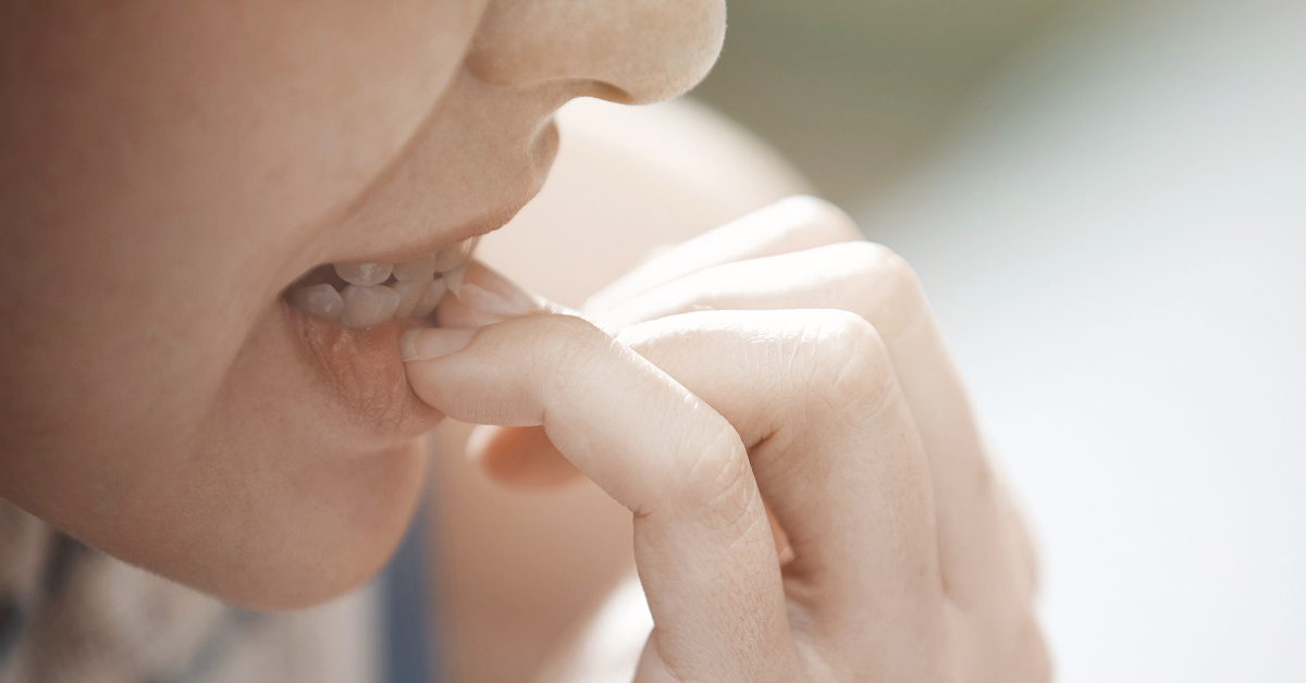 Briser le cycle des ongles rongés : solutions et conseils