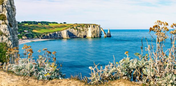 Les falaises d'Étretat en Normandie : un paysage de carte postale