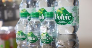 Volvic condamnée pour greenwashing : quand l'eau “verte” ne passe plus