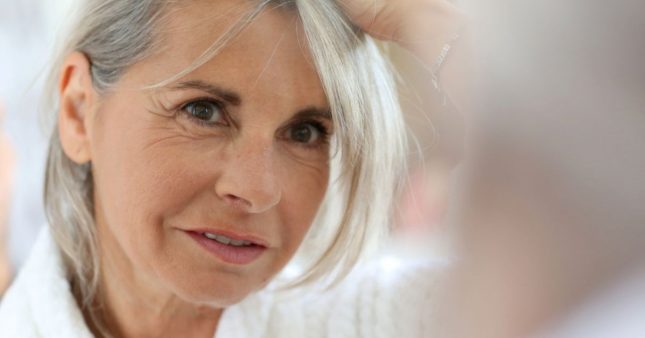 Perte de cheveux à la ménopause : astuces et solutions pour retrouver une chevelure dense