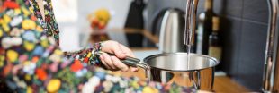 Utiliser l'eau chaude du robinet pour cuisiner : une très mauvaise habitude pour la santé