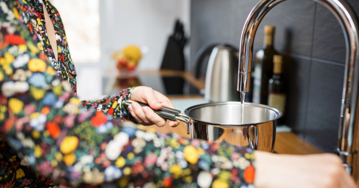 Utiliser l’eau chaude du robinet pour cuisiner : une très mauvaise habitude pour la santé