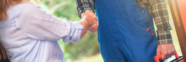 Un électricien appelé pour un dépannage à domicile.
