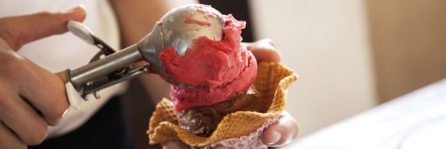 Distinguer les véritables glaces artisanales des glaces industrielles : couleurs, texture et autres indices