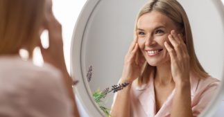 Peaux matures : 4 soins de nuit anti-âge naturels pour hydrater et protéger