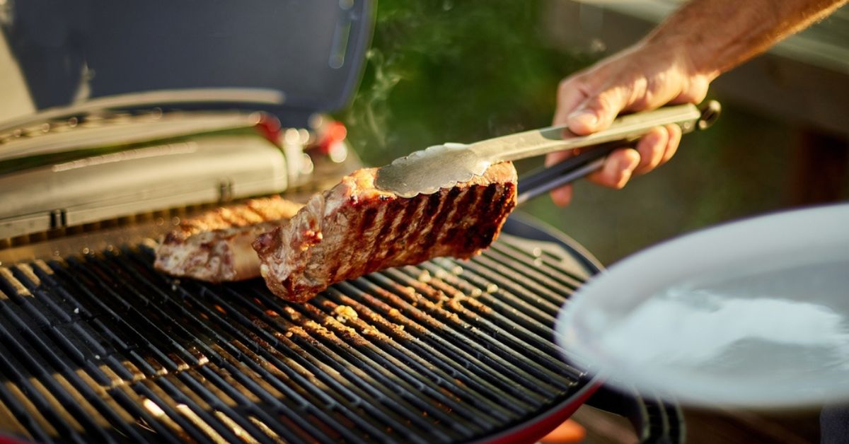Barbecue et intoxication alimentaire : 4 erreurs courantes à éviter avec la viande