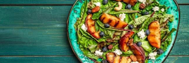 Recettes : 5 salades estivales savoureuses à préparer en 5 minutes