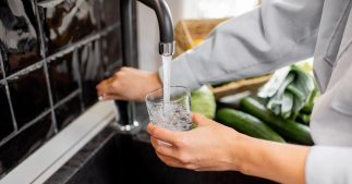 Eau du robinet : les régions où ce solvant potentiellement cancérigène a été détecté