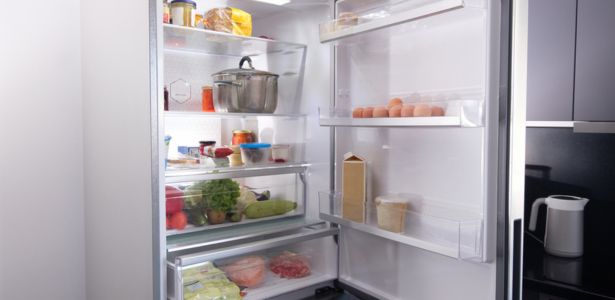 L'erreur courante et non sans conséquences : ranger un plat encore chaud dans le réfrigérateur