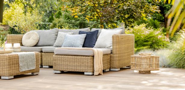 Choisir un mobilier de terrasse adapté pour protéger la terrasse de la chaleur.