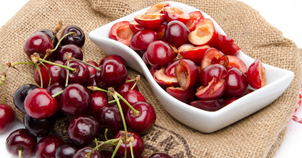 Cerises : nos astuces pour les dénoyauter facilement