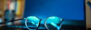 L'utilité des lunettes anti-lumière bleue remise en question par une vaste étude