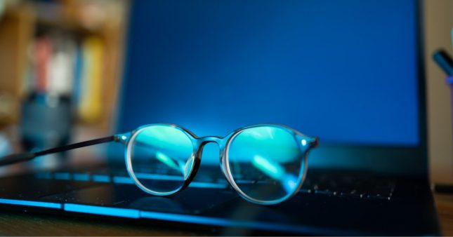 L'utilité des lunettes anti-lumière bleue remise en question par une vaste étude