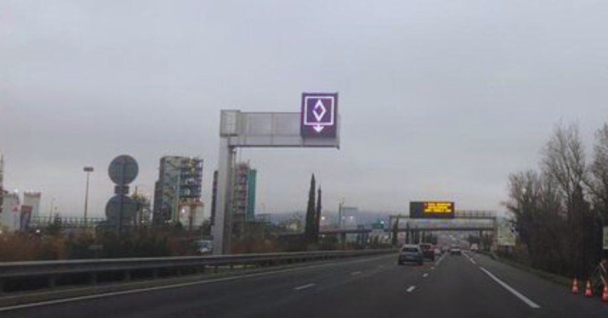 Respectez ce nouveau panneau sous peine d'amende ! Respectez ce nouveau panneau sous peine d'amende !