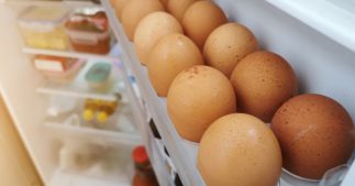 Ranger oeufs, lait, beurre, boissons... dans la porte du réfrigérateur : gare aux erreurs ! Ranger oeufs, lait, beurre, boissons... dans la porte du réfrigérateur : gare aux erreurs !