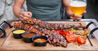 Les Français mangent moins de viande chez eux... mais pas au restaurant Les Français mangent moins de viande chez eux... mais pas au restaurant