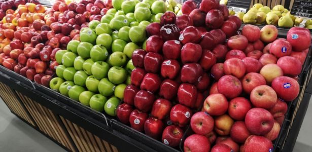 L'autocollant sur les fruits et légumes du supermarché révèle des informations très utiles