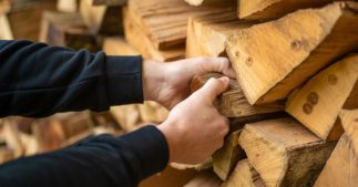Bien sécher et stocker le bois de chauffage pour un hiver au chaud Bien sécher et stocker le bois de chauffage pour un hiver au chaud