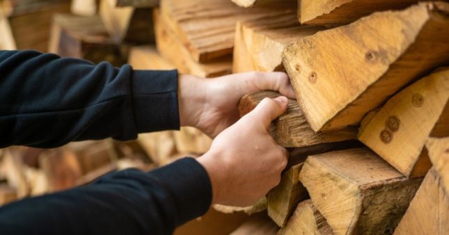 Construire un abri pour le bois de chauffage : 6 étapes