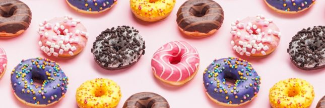 Assortiment de donuts décorés de glaçages roses, jaunes, violets et chocolatés