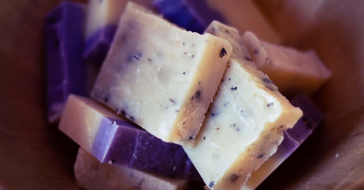 Marc de café, thym et lavande : créez 3 savons maison exfoliants, purifiants et relaxants