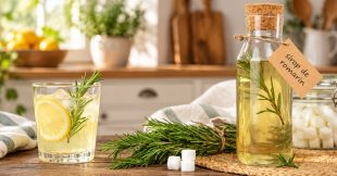 Faites votre propre sirop de romarin pour un hiver gourmand, en pleine santé ! Faites votre propre sirop de romarin pour un hiver gourmand, en pleine santé !