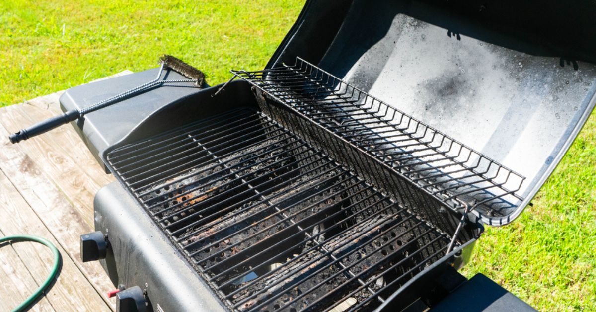 Nettoyer son barbecue facilement avec un seul légume : une astuce bon  marché et écologique