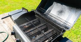 Nettoyer son barbecue facilement avec un seul légume : une astuce bon marché et écologique