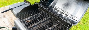 Nettoyer son barbecue facilement avec un seul légume : une astuce bon marché et écologique