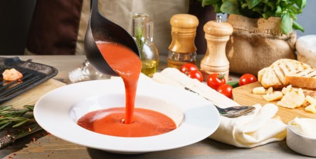 Une soupe de tomates en bocal