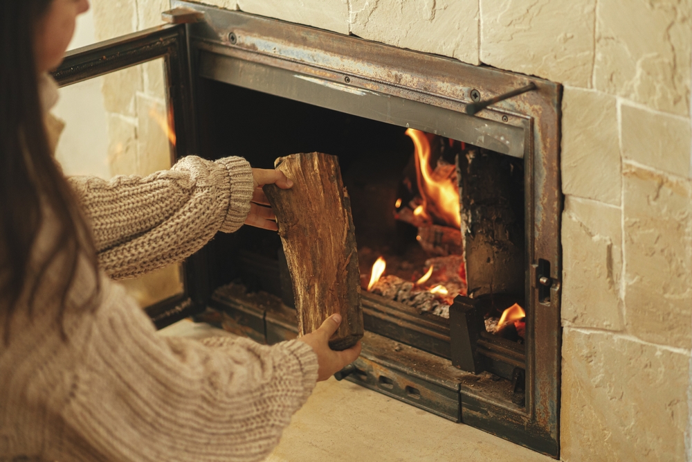 Alors, que faire, quels gestes adopter pour se protéger des risques liés au chauffage au bois ?