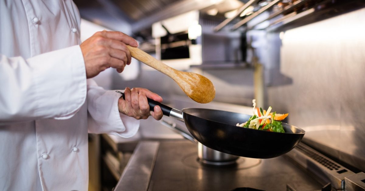 Les plats ‘non faits maison’ bientôt signalés au menu des restaurant