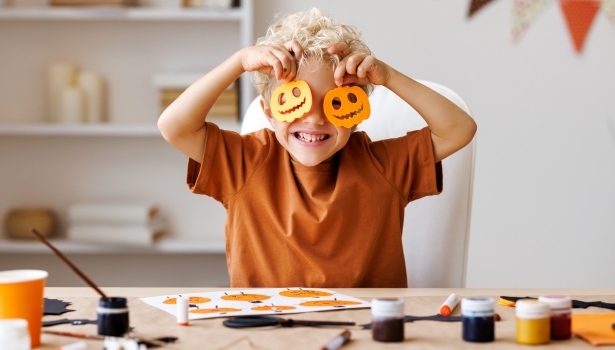  Petit garçon faisant des décorations de maison pour Halloween