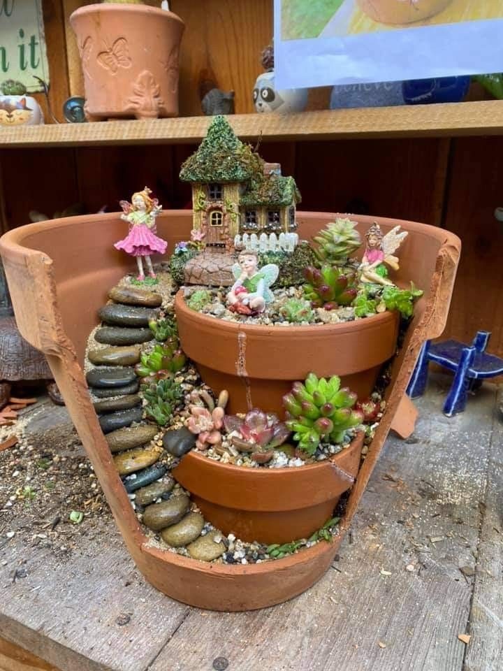Un jardin miniature dans un pot en terre cuite cassé