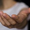 Vos mains en disent long : ce que vos doigts et vos ongles révèlent sur votre santé Vos mains en disent long : ce que vos doigts et vos ongles révèlent sur votre santé