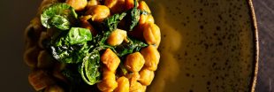 Plat végétarien : curry de pois chiches et épinards