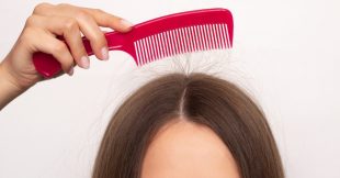 Marre des cheveux 'électriques' ? Nos astuces pour se débarrasser de l'électricité statique