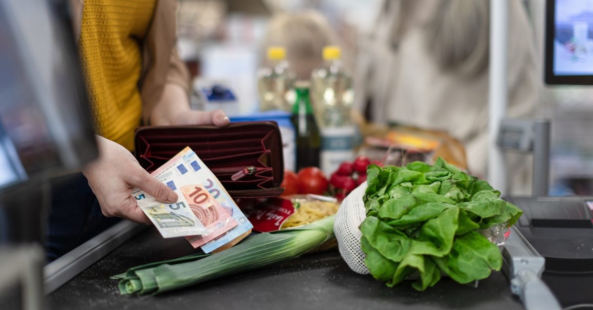 Alimentation : l’inflation pousse les Français à une diète contrainte et historique selon l’Insee