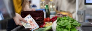 Alimentation : l'inflation pousse les Français à une diète contrainte et historique selon l'Insee