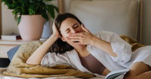 Vaut-il mieux faire une nuit blanche ou dormir peu ?