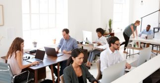 Les Français travaillent moins que leurs voisins européens Les Français travaillent moins que leurs voisins européens