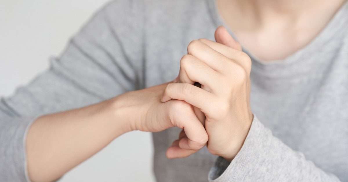 Faire craquer ses articulations, une habitude dangereuse ?