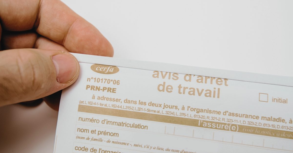 Coup dur pour les travailleurs : vers l’augmentation du délai de carence en cas d’arrêt maladie ?