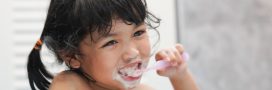 Du sucre dans les dentifrices pour enfants, une douce erreur à éviter