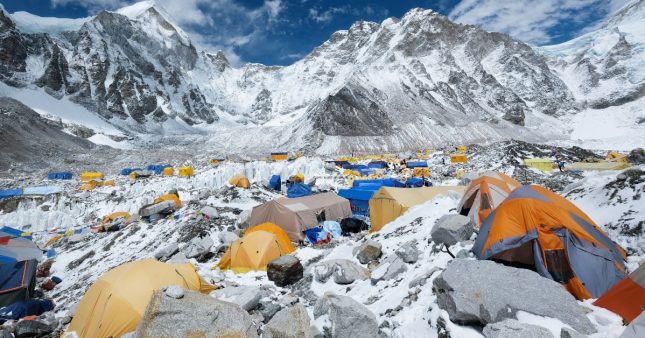 Pollution plastique sur l'Everest : une école d'ingénieurs française s'engage Pollution plastique sur l'Everest : une école d'ingénieurs française s'engage