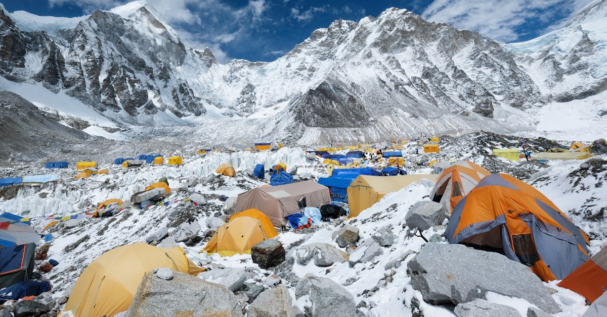 Pollution plastique sur l'Everest : une école d'ingénieurs française s'engage Pollution plastique sur l'Everest : une école d'ingénieurs française s'engage